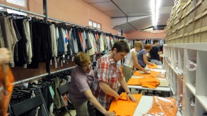 Voluntaris preparant samarretes votem!!!